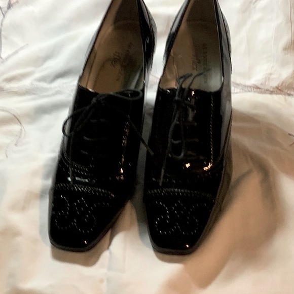 anne klein black patent shoes